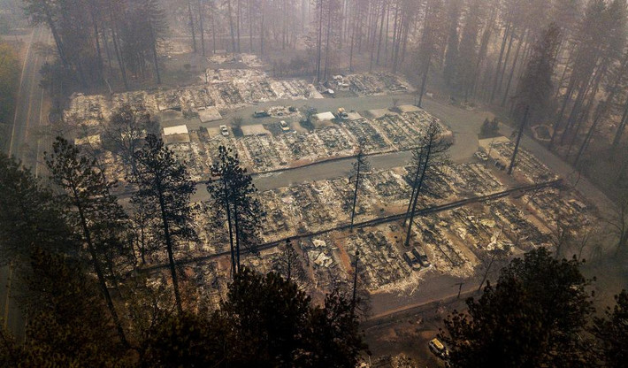 Cảnh tượng tan hoang sau vụ cháy rừng tại một địa điểm ở California nhìn từ trên cao. Ảnh: The Sun.