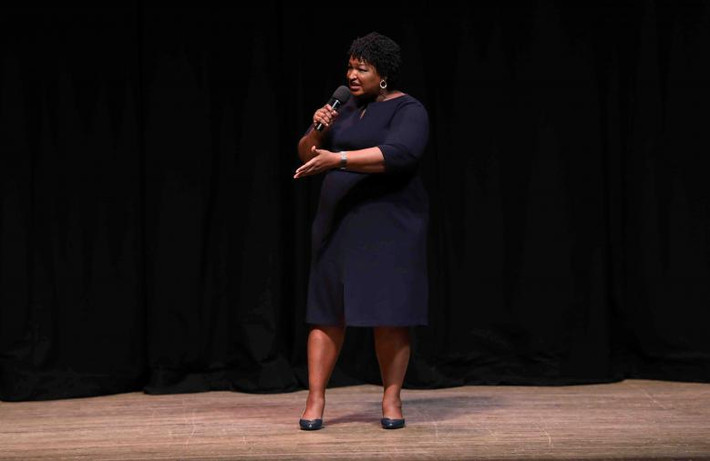 Bà Stacey Abrams, sinh ngày 9/12/1973 tại Madison, bang Wisconsin, trong gia đình có 6 anh chị em. Năm 1995, bà tốt nghiệp trường Spelman với tấm bằng Cử nhân liên ngành (Khoa học Chính trị - Kinh tế - Xã hội). Bà từng thực tập tại Cơ quan Bảo vệ Môi trường Mỹ. Ảnh: Reuters.