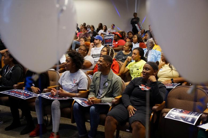 Những người ủng hộ hô vang tên bà Stacey Abrams khi lắng nghe bài phát biểu của bà tại Valdosta ngày 24/10. Ảnh: Reuters.