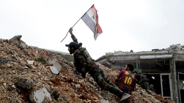 “Các cuộc giao tranh diễn ra gần thị trấn chiến lược Khan Touman, nằm dọc đường cao tốc Aleppo-Idlib. Chiến trường Nam Aleppo trở nên nóng trong thời gian gần đây sau khi Quân đội Syria cáo buộc các tay súng thánh chiến tiến hành vụ tấn công bằng vũ khí hóa học nhằm vào khu vực phía tây thành phố Aleppo vừa qua”, nguồn tin quân sự cho biết. Ảnh: AMN.