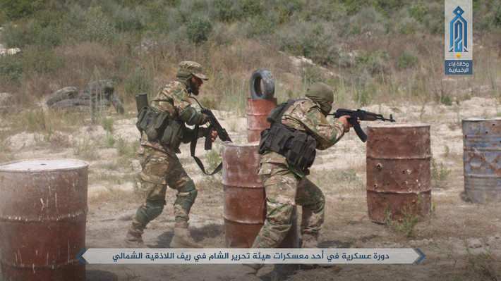 “Các tay súng HTS định đột nhập vào tuyến phòng thủ của Quân đội Syria tại thị trấn Jubb Al-Ahmar, tỉnh Latakia, để phá hủy chốt quân sự của lực lượng chính phủ Damascus gần trục Hama-Latakia”, nguồn tin cho hay. Ảnh: Twitter.
