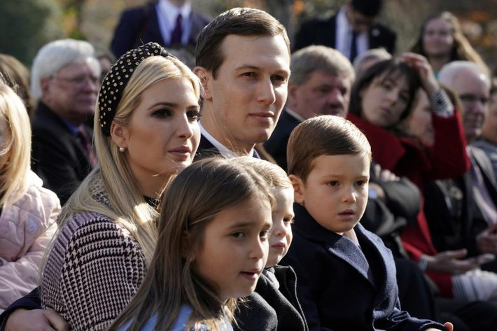 Ivanka, con gái và cũng là cố vấn của Tổng thống Trump, cùng chồng cô Jared Kusher và các con Arabella, Theodore, Joseph, lắng nghe Tổng thống Trump phát biểu trong lễ xá tội gà tây ngày 20/11. Ảnh: Reuters.