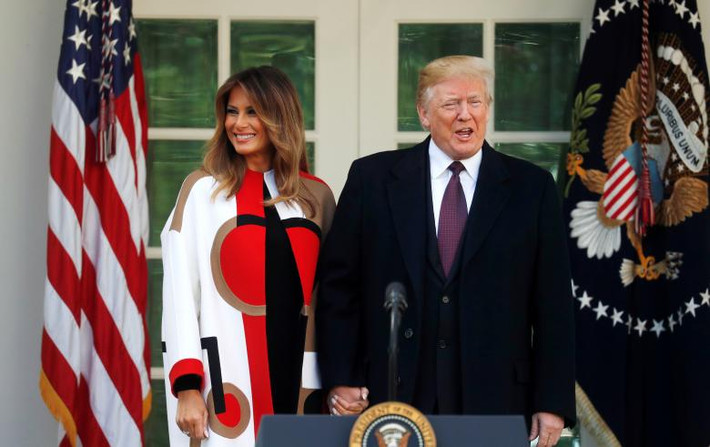 Đệ nhất phu nhân Mỹ Melania xuất hiện bên Tổng thống Trump trong buổi lễ xá tội gà tây tại Nhà Trắng hôm 20/11. Ảnh: Reuters.