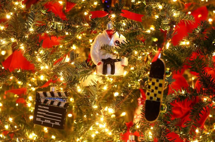 Dù còn gần một tháng mới tới Giáng sinh nhưng không khí Noel rộn ràng đã tràn ngập khắp các căn phòng, lối đi của Nhà Trắng.