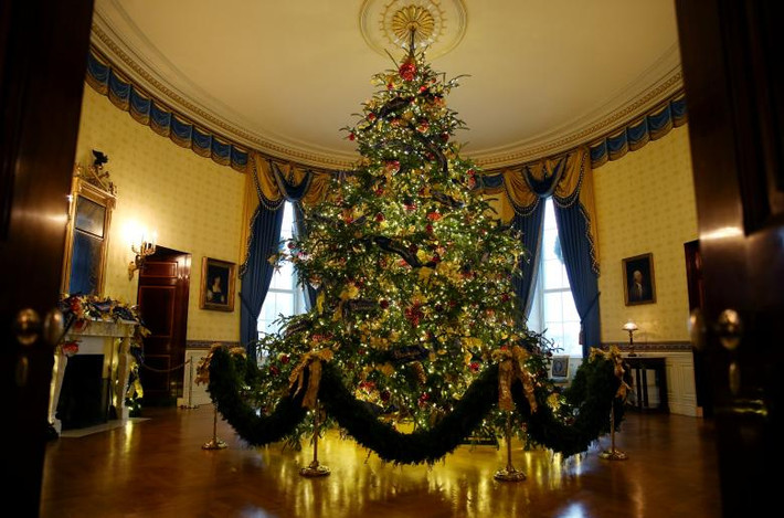 Cây thông Noel được đặt trong Phòng Xanh của Nhà Trắng ở thủ đô Washington ngày 26/11.