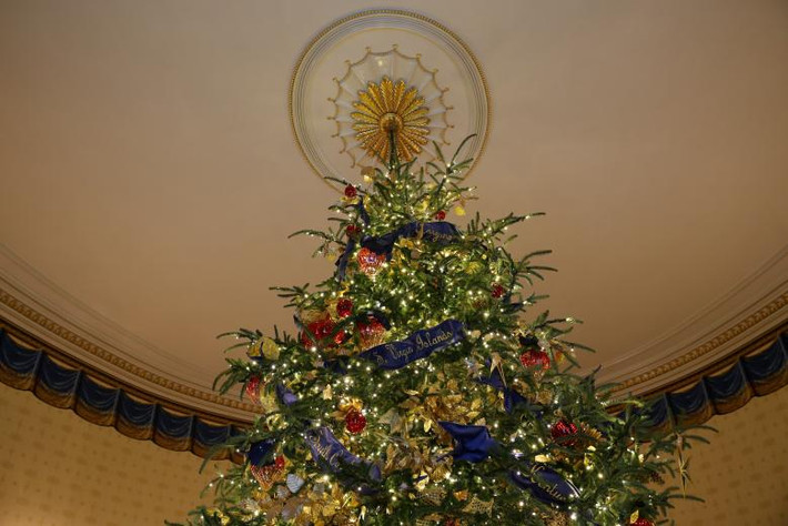 Một cây thông Noel cao tới trần nhà trong Phòng Xanh. Công tác trang trí cho Nhà Trắng để chào đón dịp lễ Giáng sinh và năm mới gần như đã hoàn tất. Mời độc giả xem thêm video: Thủ đô Berlin (Đức) rực rỡ đón lễ Giáng sinh và năm mới (Nguồn: VTC14)