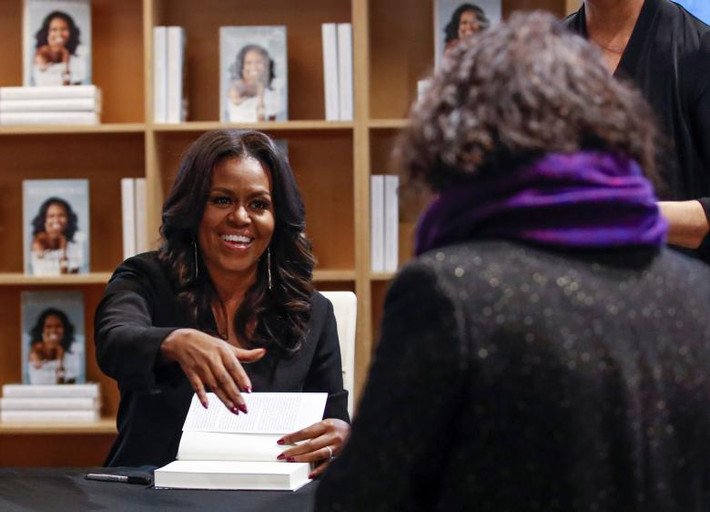 Bà Michelle Obama ký vào bản sao cuốn hồi ký Becoming tại hiệu sách Seminary Co-op ở Chicago.