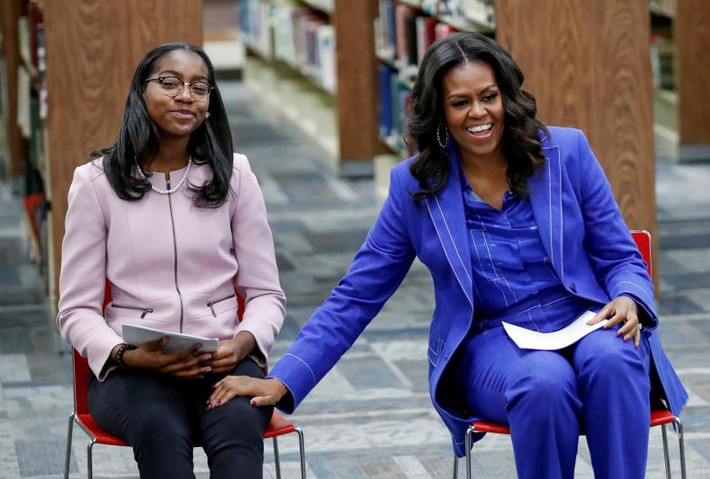 Theo hãng thông tấn Reuters, cựu Đệ nhất phu nhân Mỹ Michelle Obama đã bắt đầu “tour” quảng bá cuốn tự truyện mới nhất của bà mang tên “Becoming”. Ảnh: Bà Michelle giới thiệu cuốn tự truyện của mình tại trường trung học Whitney M. Young ở Chicago. (Nguồn ảnh: Reuters)