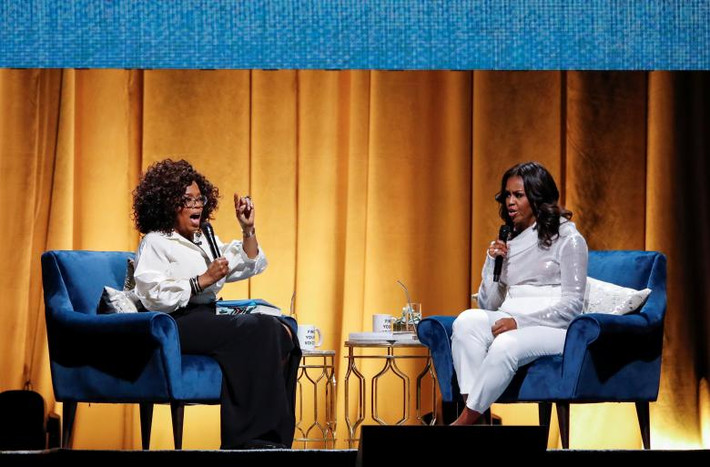 Cựu Đệ nhất phu nhân Mỹ trò chuyện với Oprah Winfrey trong buổi giới thiệu cuốn tự truyện Becoming tại Trung tâm United ở Chicago.