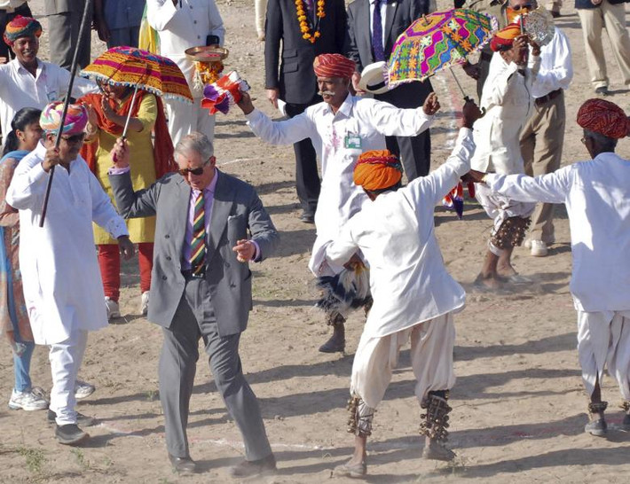 Thân vương xứ Wales nhảy cùng người dân ở ngôi làng Tolasar gần Jodhpur ở bang Rajasthan, Ấn Độ, hồi tháng 10/2010.