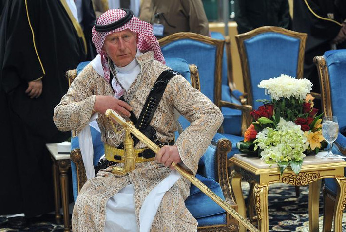 Thái tử Charles mặc bộ trang phục truyền thống của Saudi Arabia tham gia một điệu nhảy truyền thống của nước này có tên Arda trong chuyến thăm Riyadh hồi tháng 2/2014.