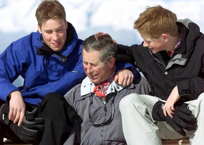 Thái tử Charles vui vẻ bên hai con trai của ông trên núi Madrisa ở Klosters, Thụy Sĩ, tháng 4/2000.