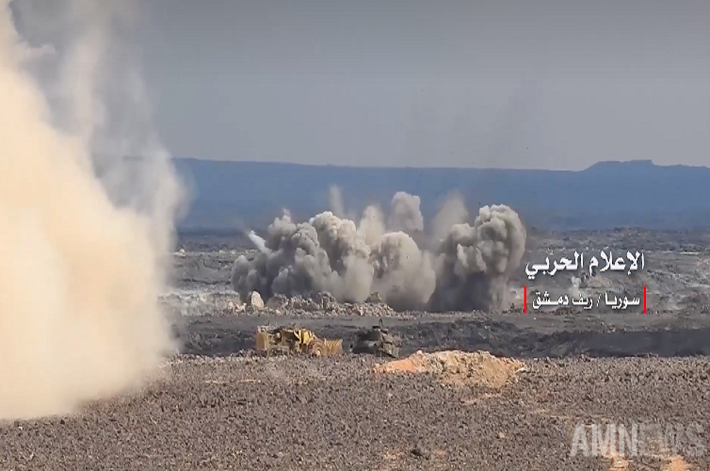 Sau đợt oanh kích bằng pháo và tên lửa, Quân đội Syria đã tấn công vào những đỉnh đồi cuối cùng hiện nằm dưới sự kiểm soát của IS ở Tây Al-Safa, dẫn đến những cuộc giao tranh ác liệt hôm 18/11. Ảnh: AMN.