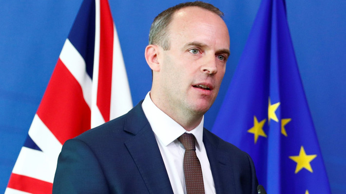 Bộ trưởng Raab sinh ngày 25/2/1974 tại Gerrards Cross, Buckinghamshire, Anh. Ông từng theo học luật tại trường Đại học Oxford. Sau khi tốt nghiệp trường này, ông tiếp tục theo học thạc sĩ tại trường Jesus thuộc Đại học Cambridge. Ảnh: FT.