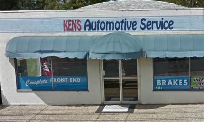 Cửa hàng Ken's Automotive Service ở thị trấn Paradise nguyên vẹn trước vụ cháy rừng. Ảnh: GS.