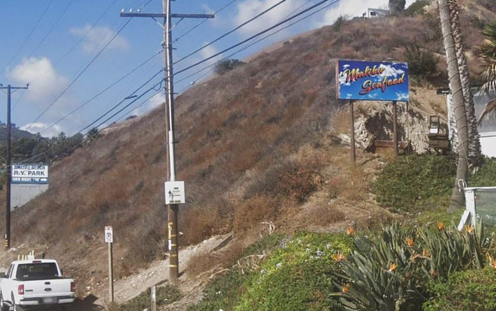 Sườn đồi phủ đầy cỏ khô ở Malibu. Ảnh: Google.