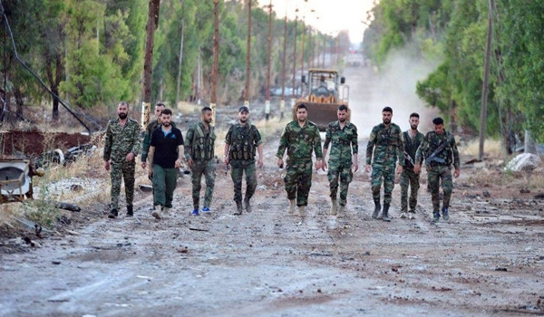 Theo hãng Fars (Iran) dẫn nguồn tin chiến trường ngày 13/11 cho biết, Quân đội Syria đã điều một đoàn xe quân sự chở các binh sĩ cùng nhiều xe tăng và xe bọc thép tới căn cứ không quân Menaq, cách thành phố Aleppo khoảng 11km. Ảnh: FNA.