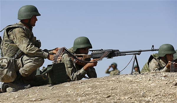 Theo Cơ quan Giám sát Nhân quyền Syria (SOHR), cuối tuần qua, binh sĩ Thổ Nhĩ Kỳ và các tay súng phiến quân đồng minh đã tấn công căn cứ của dân quân người Kurd ở vùng Manbij, Đông Bắc Aleppo. Ảnh: FNA.