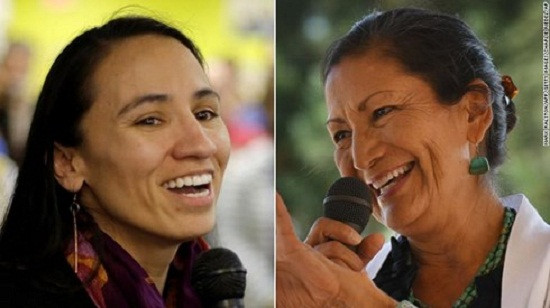 Trong đó, nghị sĩ Sharice Davids (trái, 38 tuổi) và nghị sĩ Deb Haaland (58 tuổi) thuộc Đảng Dân chủ trở thành hai phụ nữ người Mỹ bản địa (thổ dân Mỹ) đầu tiên được bầu vào Quốc hội Mỹ. Trong đó, bà Davids chiến thắng tại bang Kansas còn bà Haaland chiến thắng tại New Mexico. Ảnh: CNN.