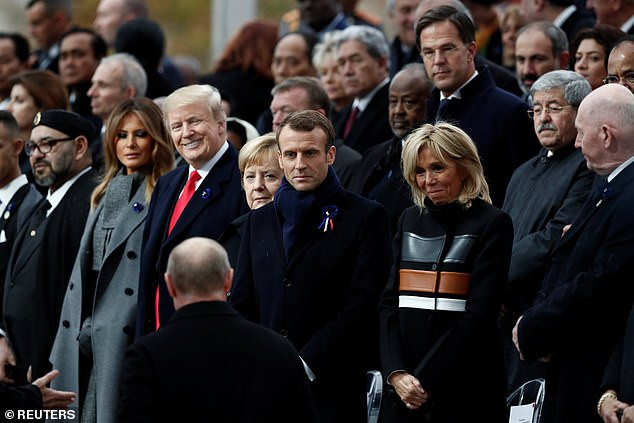Tổng thống Trump cười tươi khi nhà lãnh đạo Nga bước đến vị trí đứng của ông tại sự kiện kỷ niệm 100 năm kết thúc Thế chiến I ở thủ đô Paris. Ảnh: Reuters.