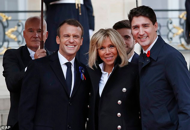 Thủ tướng Canada Justin Trudeau được vợ chồng Tổng thống Pháp Emmanuel Macron và phu nhân Brigitte chào đón khi tới Cung điện Elysee để chuẩn bị tham dự sự kiện. Ảnh: AP.