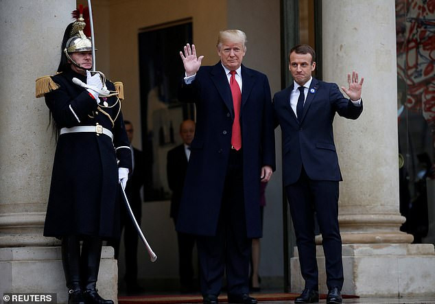 Tổng thống Pháp Macron và người đồng cấp Mỹ Donald Trump vẫy chào đám đông bên ngoài Cung điện Elysee. Ảnh: Reuters.