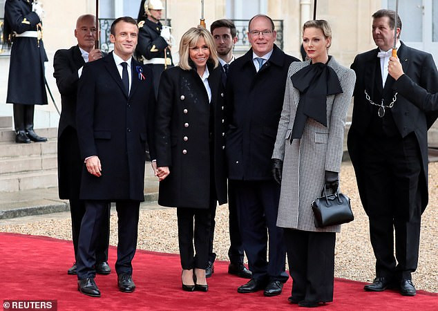 Vợ chồng Tổng thống Pháp Macron chụp ảnh cùng Hoàng tử Albert II từ Monaco và Công chúa Charlene. Ảnh: Reuters.