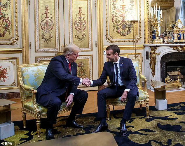 Tổng thống Trump bắt tay ông Macron trong cuộc hội đàm riêng trước sự kiện kỷ niệm 100 năm kết thúc Chiến tranh Thế giới thứ nhất. Ảnh: EPA.