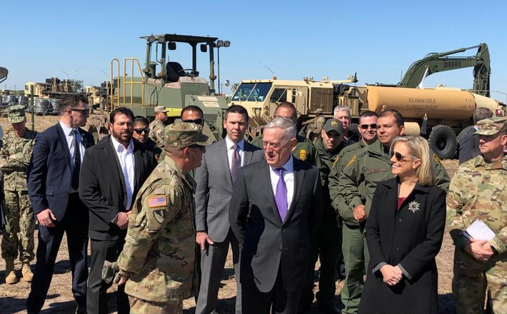 Bộ trưởng Mattis và Bộ trưởng An ninh Nội địa Mỹ Nielsen tham quan xung quanh căn cứ Donna ở Donna, bang Texas, ngày 14/11.