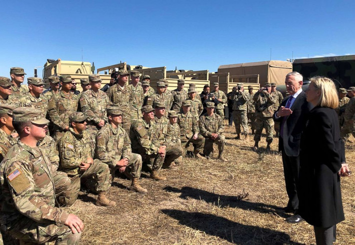 Bộ trưởng Mattis cùng bà Nielsen phát biểu trước các binh sĩ tại căn cứ Donna. Ảnh: Reuters.