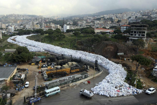 Ảnh từ trên cao chụp một “dòng sông” rác ở Jdeideh, thủ đô Beirut, Lebanon, ngày 23/2/2016. Nước này đối mặt với cuộc khủng hoảng rác thải kéo dài suốt 6 tháng qua.