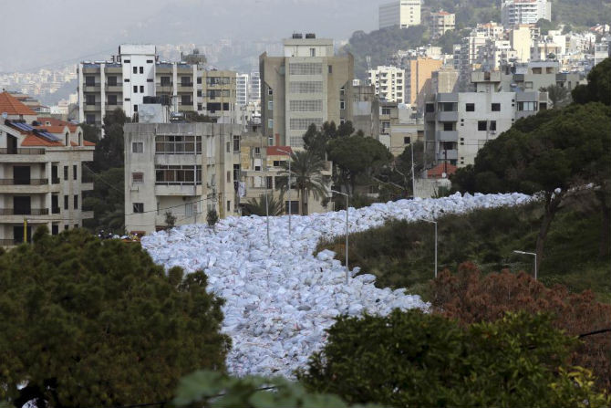 Hàng nghìn bao tải rác trải dài ở Jdeideh, Beirut, ngày 23/2.
