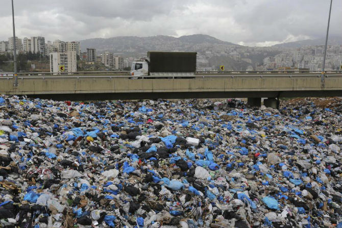 Ngày 18/2 vừa qua, Lebanon buộc phải hủy kế hoạch xuất khẩu rác thải sang Nga. Những núi rác gây ô nhiễm môi trường và ảnh hưởng đến cuộc sống sinh hoạt người dân. Ảnh: Rác thải chất đống ngay gần con đường cao tốc ở Beirut ngày 19/2.