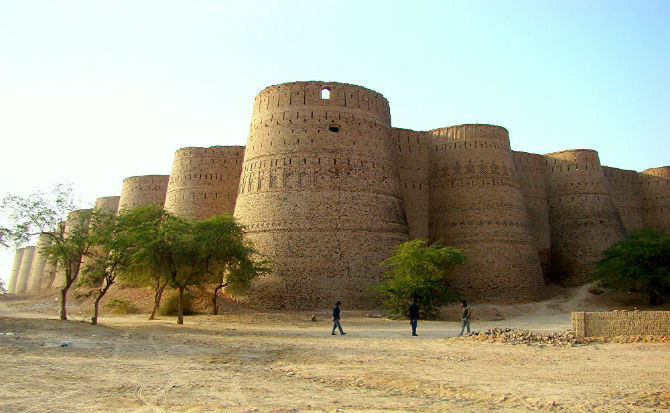 Pháo đài Derawar khổng lồ ở thành phố Bahawalpur, Pakistan bao gồm 40 tháp canh với những bức tường bao quanh cao tới 30 mét và dài khoảng 1.500 mét.