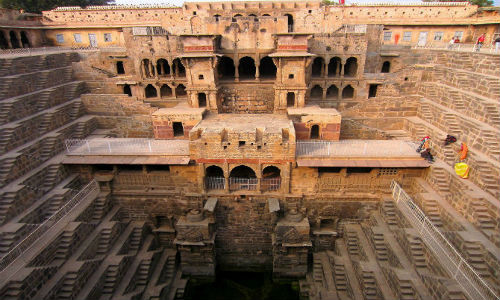 Chand Baori là giếng bậc thang 13 tầng độc đáo ở làng Abhaneri, Rajasthan, Ấn Độ.