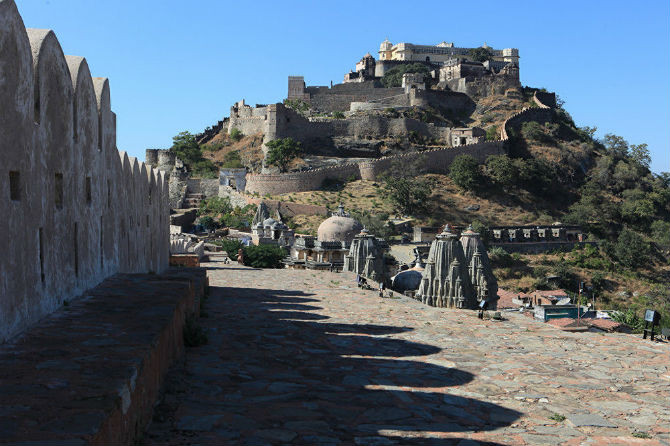 Quang cảnh bên ngoài pháo đài uy nghi Kumbhalgarh.