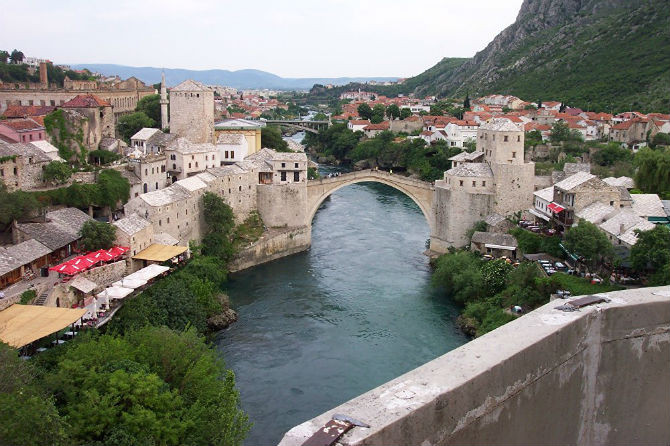 Cầu Stari Most ở thành phố Mostar, Bosnia và Herzegovina được xây dựng vào thế kỷ thứ 16. Nó từng bị phá huỷ vào năm 1993 trong cuộc chiến tranh Croat-Bosniak.