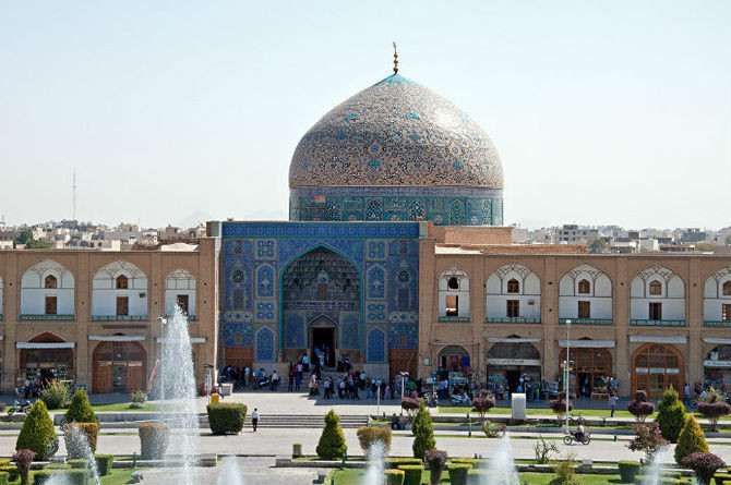 Thánh đường Hồi giáo Sheikh Lotfollah ở Isfahan, Iran. Được xây dựng vào đầu thế kỷ 17, đây là một trong những kiệt tác vĩ đại nhất của kiến trúc Safavid.