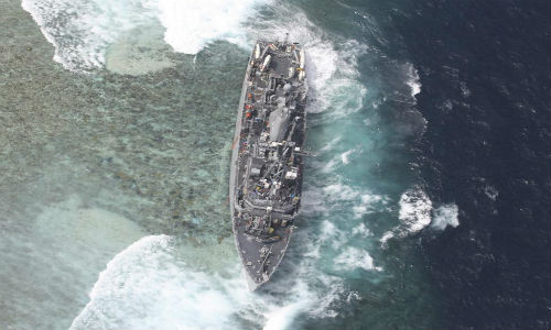 Ảnh chụp từ trên cao tàu quét mìn USS Guardian của Hải quân Mỹ ở rạn san hô Tubbataha sau khi nó mắc kẹt ở tỉnh Palawan, phía tây thủ đô Manila, Philippines, ngày 19/1/2013.