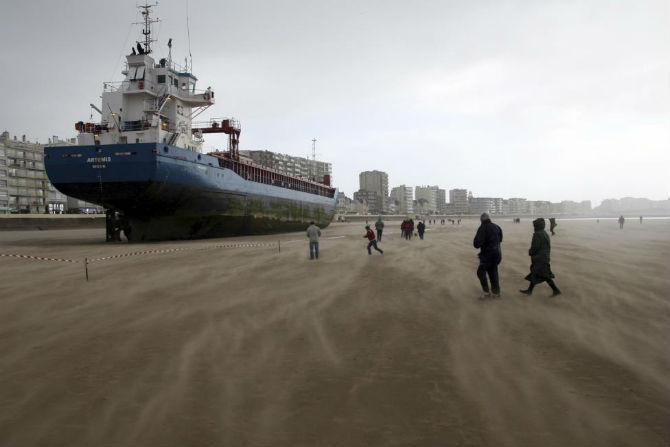 Cơn gió mạnh đẩy con tàu Artemis của Hà Lan trôi dạt vào bờ biển Sables d’Olonne, Pháp, ngày 10/3/2008.