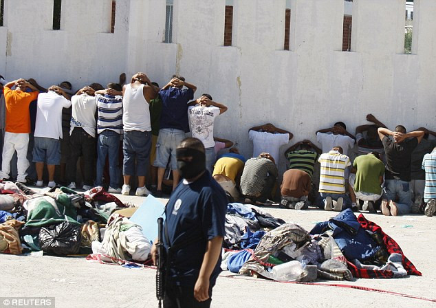 Cũng trong chuyến thăm nhà tù Ciudad Juarez, Đức Giáo hoàng Francis ban phước cho 3.000 tù nhân và khuyên họ cắt đứt quan hệ với các băng đảng tội phạm. Ảnh: Các tù nhân bị kiểm tra nhiều giờ sau một vụ cảnh sát đột kích vào nhà tù này.