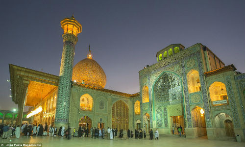 Lăng Shah-e-Cheragh ở thành phố Shiraz đẹp lộng lẫy khi màn đêm dần buông xuống.