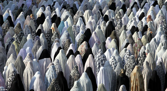 Các tín đồ tham dự buổi lễ cầu nguyện Eid al-Fitr ở thủ đô Tehran, Iran.