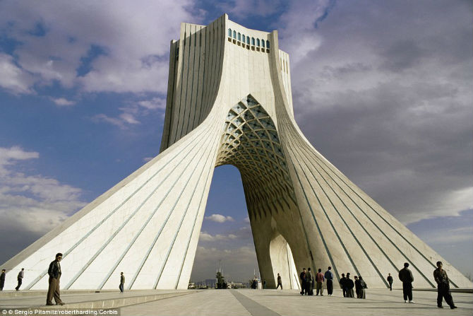Tháp Azadi ở thủ đô Tehran thu hút đông đảo khách tham quan.
