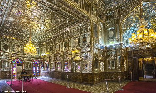 Cung điện Golestan nguy nga, với những bức tường và trần nhà hoa văn màu vàng lấp lánh, là một kiệt tác của thời đại Qajar.