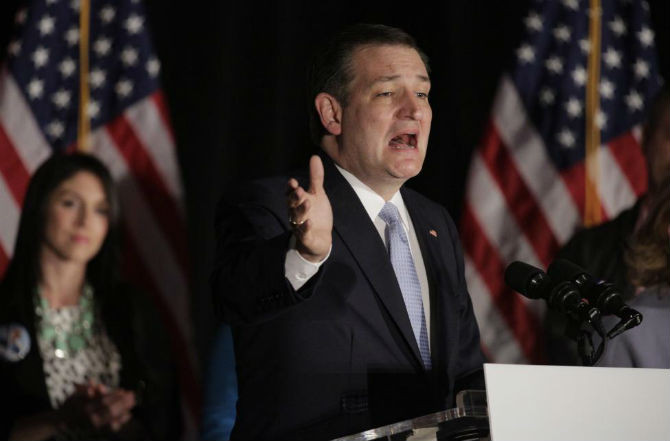 Thượng nghị sĩ bang Texas Ted Cruz trò chuyện với người ủng hộ trong cuộc bỏ phiếu ở Nam Carolina hôm 20/2.