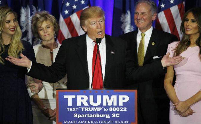 Ứng viên Donald Trump phát biểu trong khi vợ ông, Melania (phải), và con gái Ivanka (trái) đứng bên cạnh.
