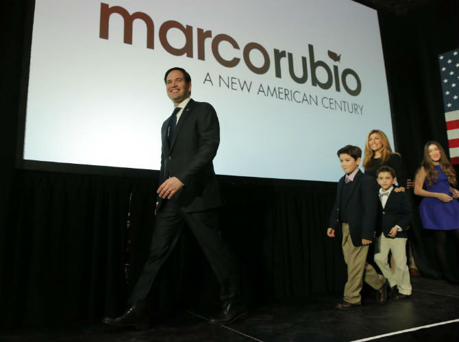 Thượng nghị sĩ bang Florida Marco Rubio cười tươi khi bước lên khán đài cùng gia đình trong cuộc bỏ phiếu bầu chọn ứng viên Tổng thống Mỹ. Ông giành được 20,9% số phiếu bầu.
