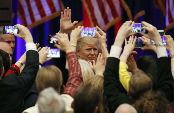 Ông Donald Trump vẫy chào người ủng hộ sau phát biểu giành chiến thắng trong cuộc bỏ phiếu tại Spartanburg.