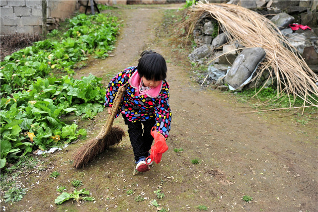 Chính vì vậy, cô bé Miaomiao nhỏ nhắn trở thành "trụ cột" trong gia đình, giúp ông bà làm nhiều việc nhà như gọt khoai tây, quét dọn...